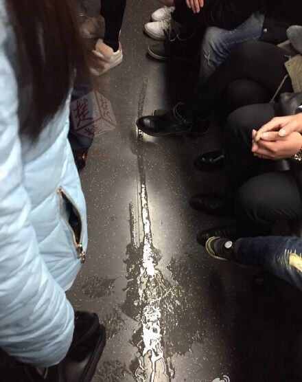 女子在地铁上给小孩把尿尿液流了一地众人纷纷躲避