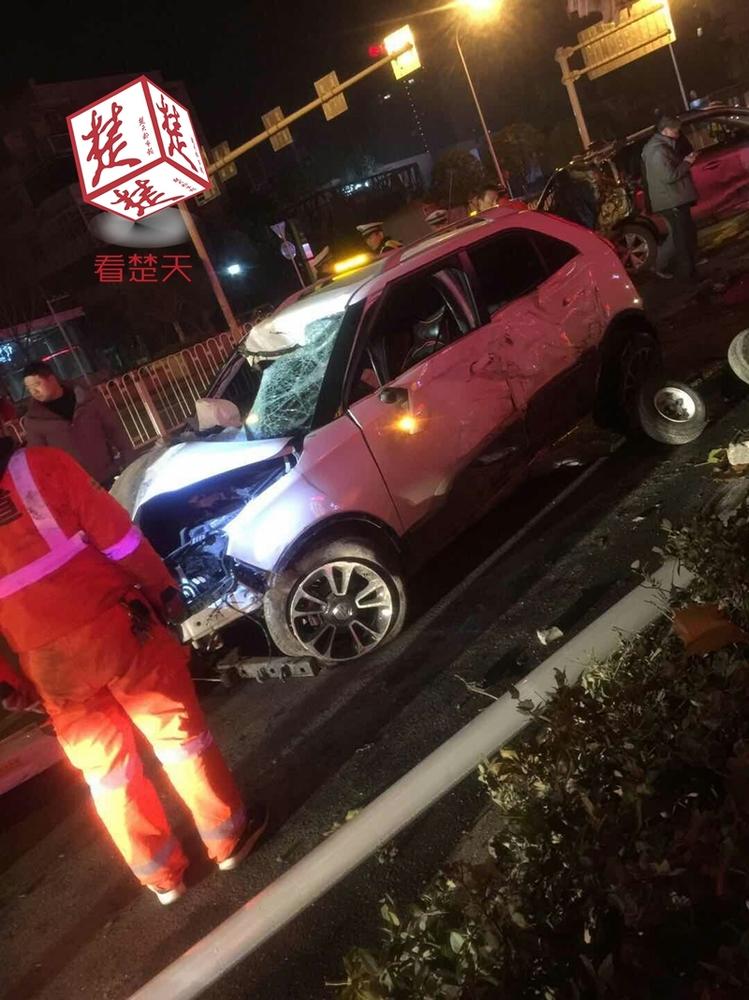 武汉香港路昨夜发生车祸一骑车男子被撞身亡