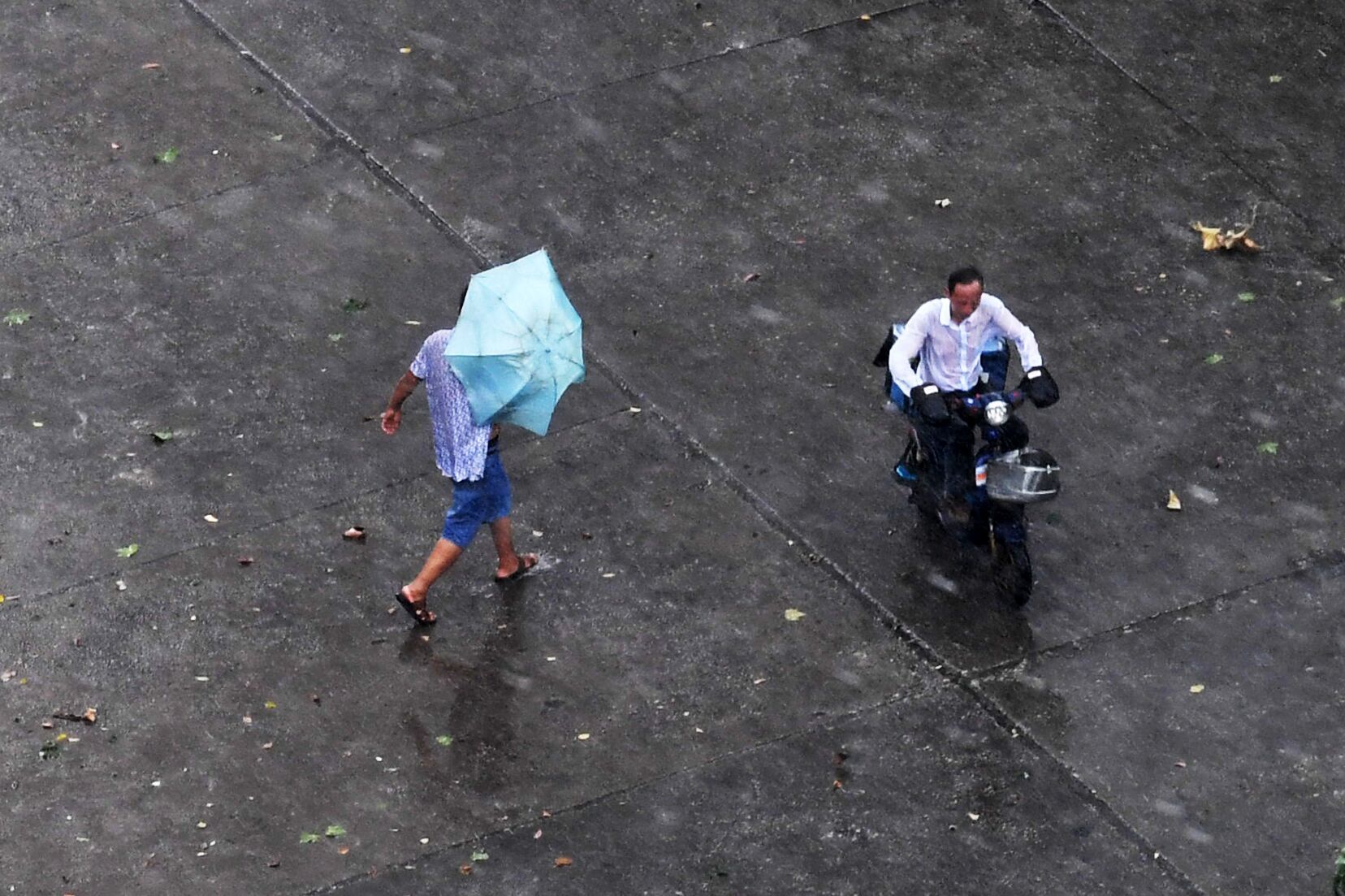 暴雨傾盆行人躲避不及