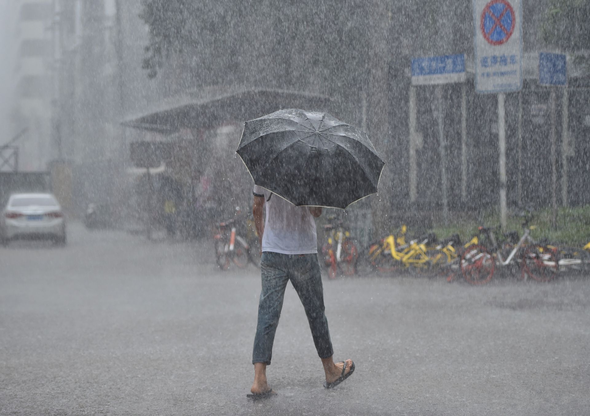 暴雨倾盆行人躲避不及