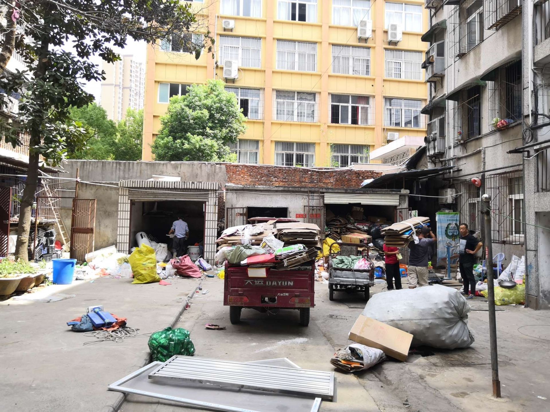 住宅樓下開廢品回收站,髒亂差還擾民,城管說將每日巡查此地