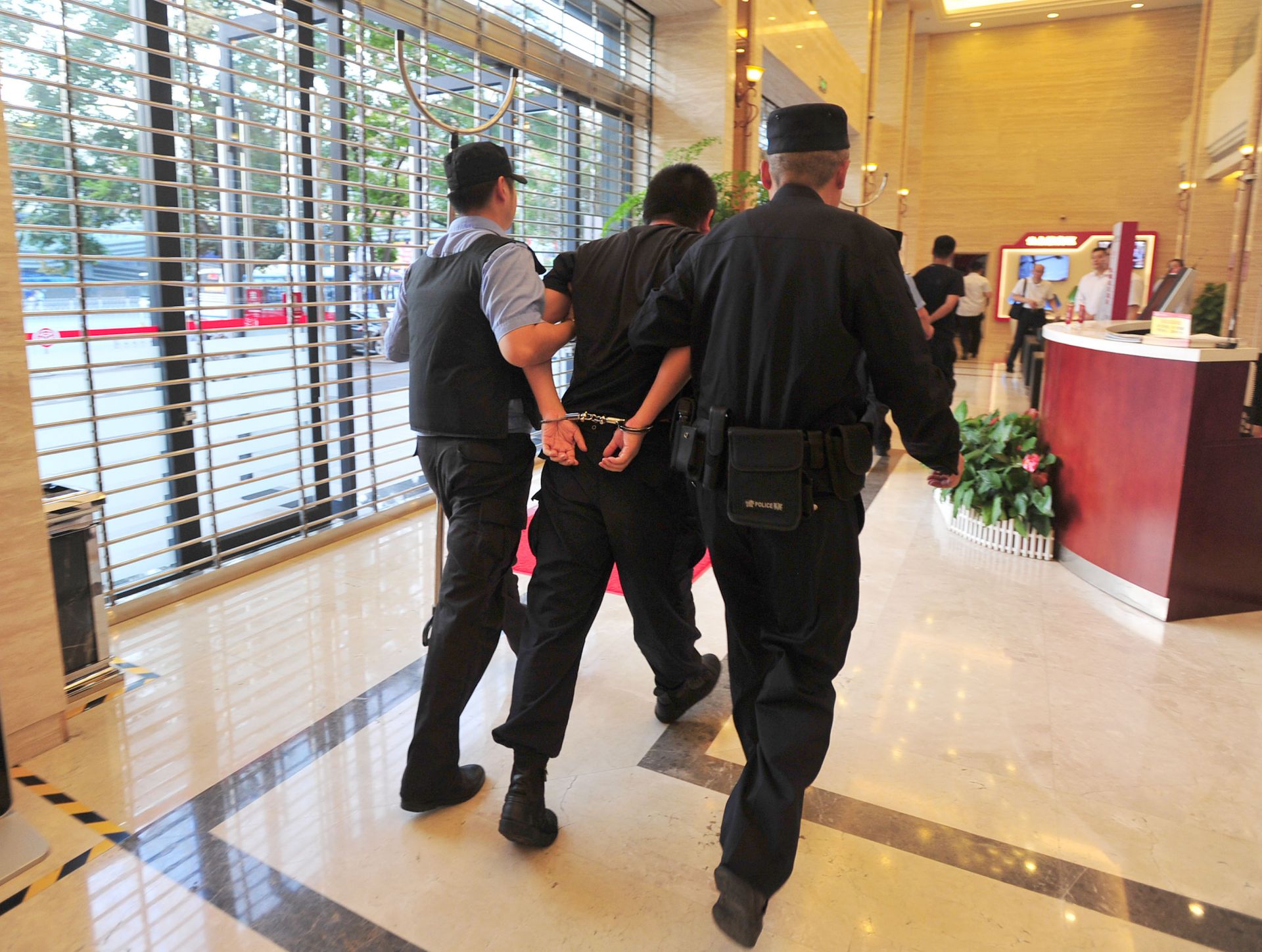 两个歹徒持刀抢劫运钞车被制服原是武汉警方演练