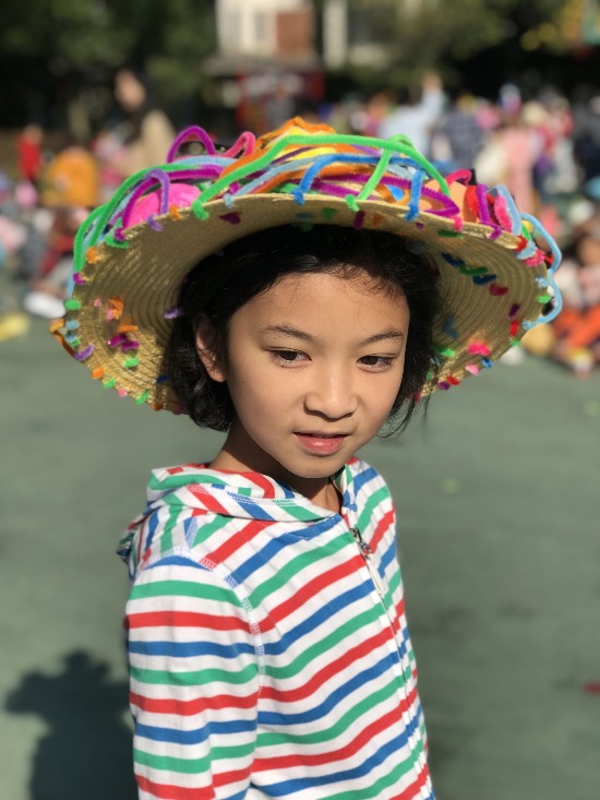 小学举行创意帽子节,毛线,废纸,柚子皮制成千顶帽子
