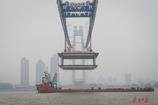 2018年11月15日,杨泗港长江大桥首个千吨钢梁架设成功