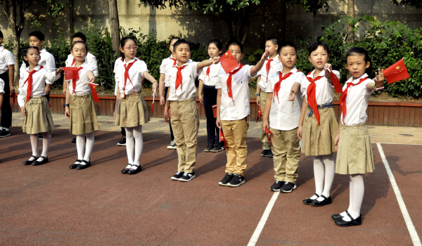 升旗仪式上千余小学生齐诵少年中国说为祖国献礼