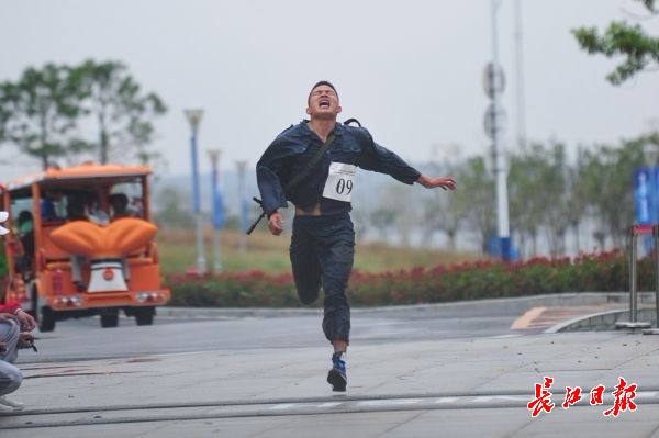 雨中狂奔图片