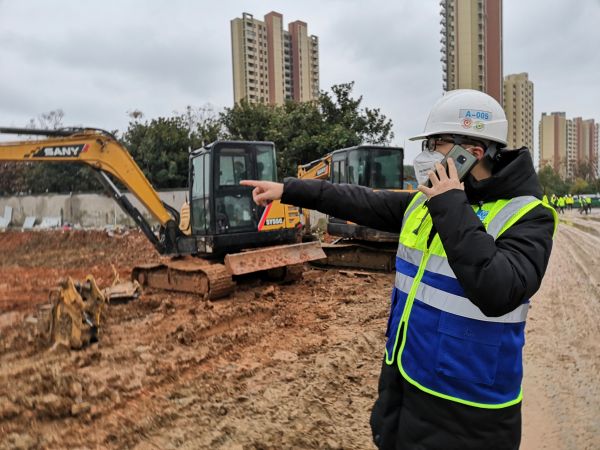 我會一鼓作氣盡快把醫院建起來這對夫妻一個參建火神山醫院一個堅守在