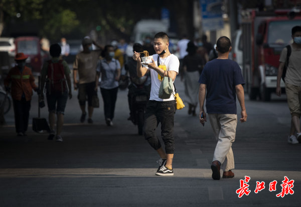 武汉的早晨行人脚步匆匆图集