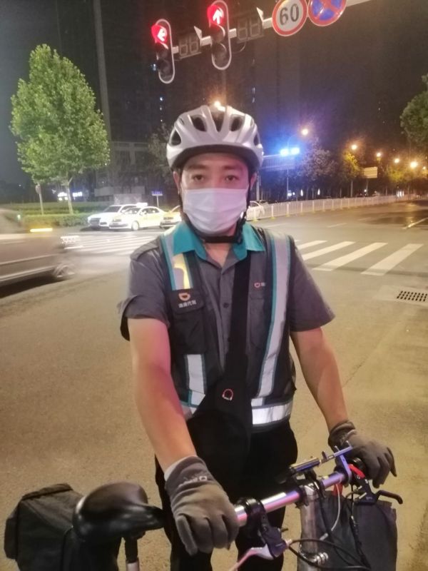 路边候客捡耳朵代驾司机助民警找到迷路老人