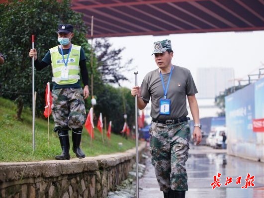 98抗洪老兵重返防汛一线向年轻巡堤员传授查险宝典