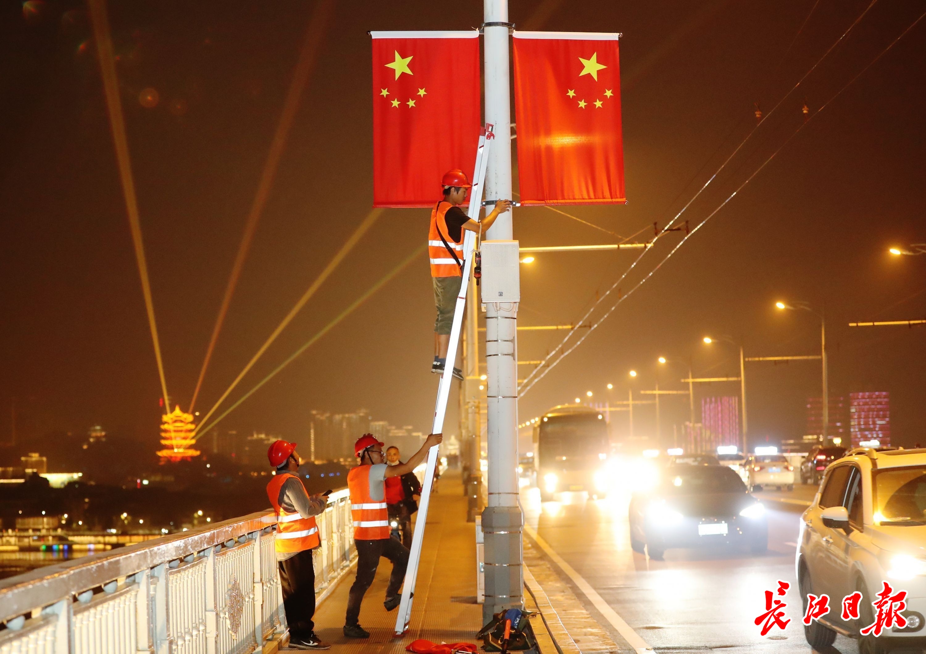 一夜之间满城尽带中国红,4万面国旗扮靓江城迎国庆