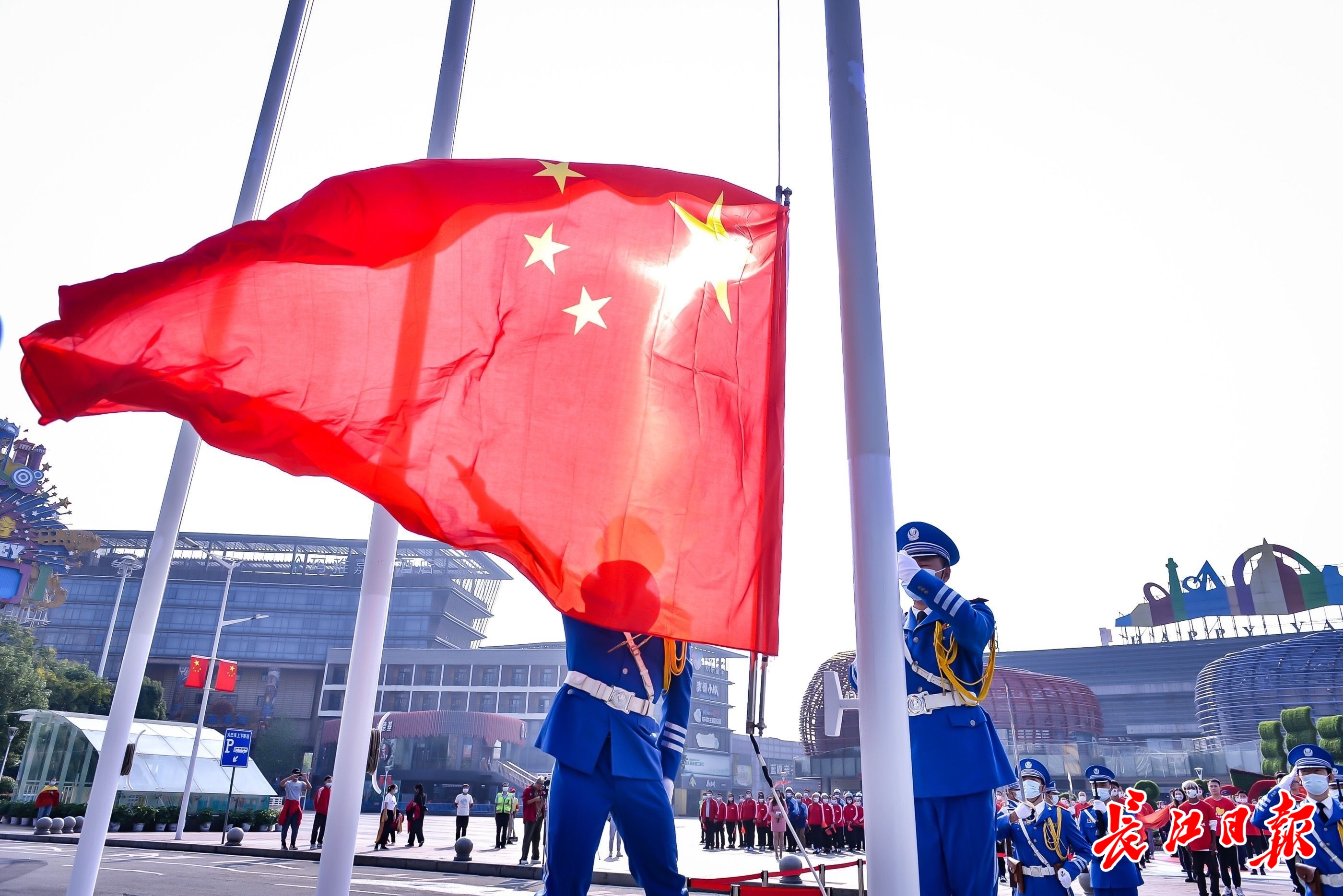 五星红旗迎风飘扬武汉各行业代表歌唱祖国图集