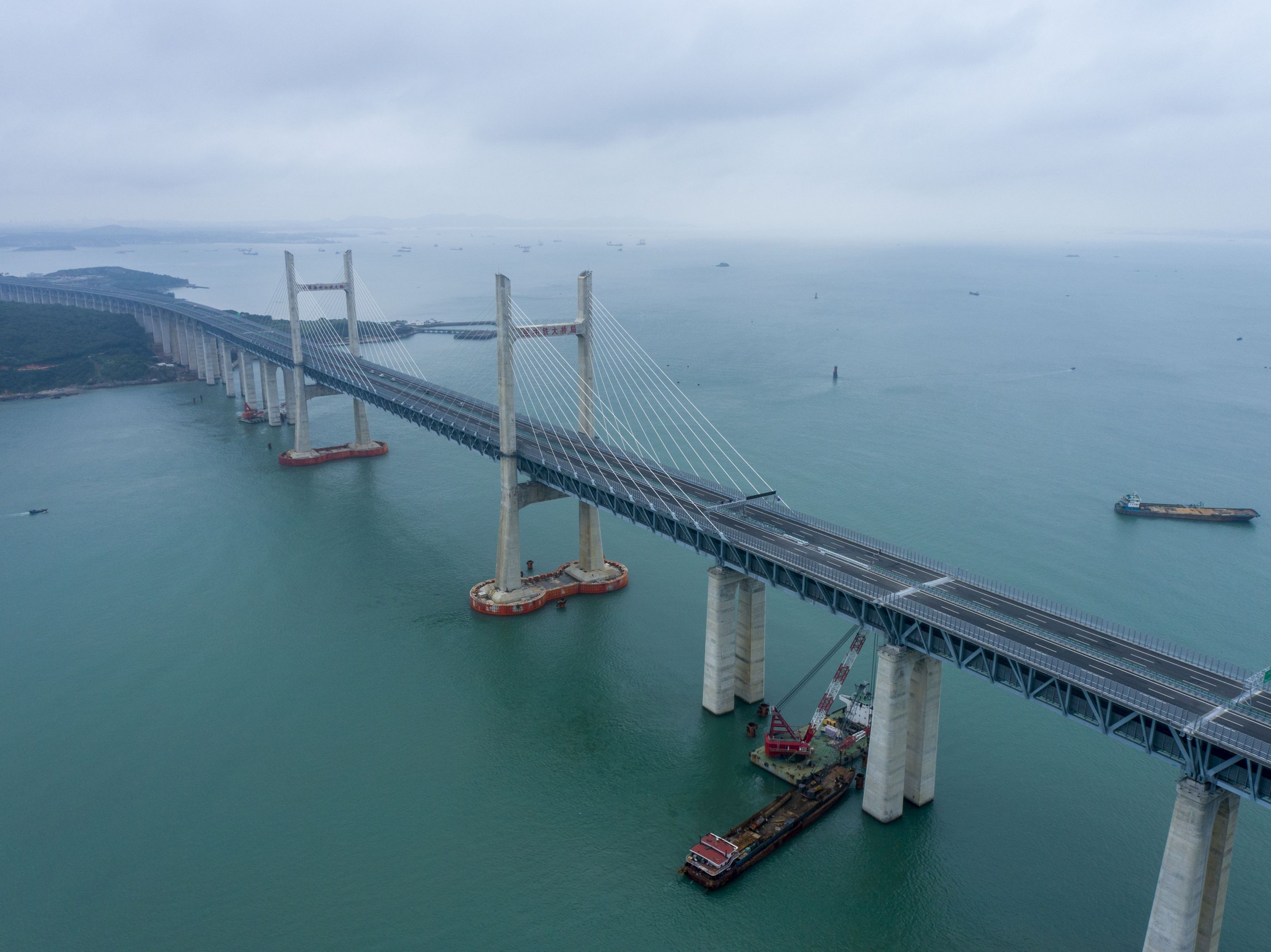 武汉造世界最长跨海峡公铁两用大桥公路桥面试通车