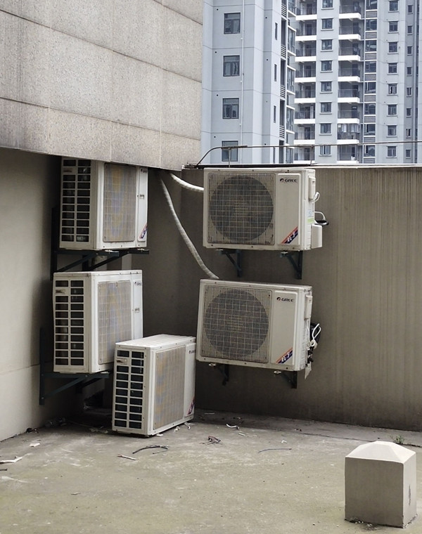 居民楼现花式安装的空调外机相关部门整改