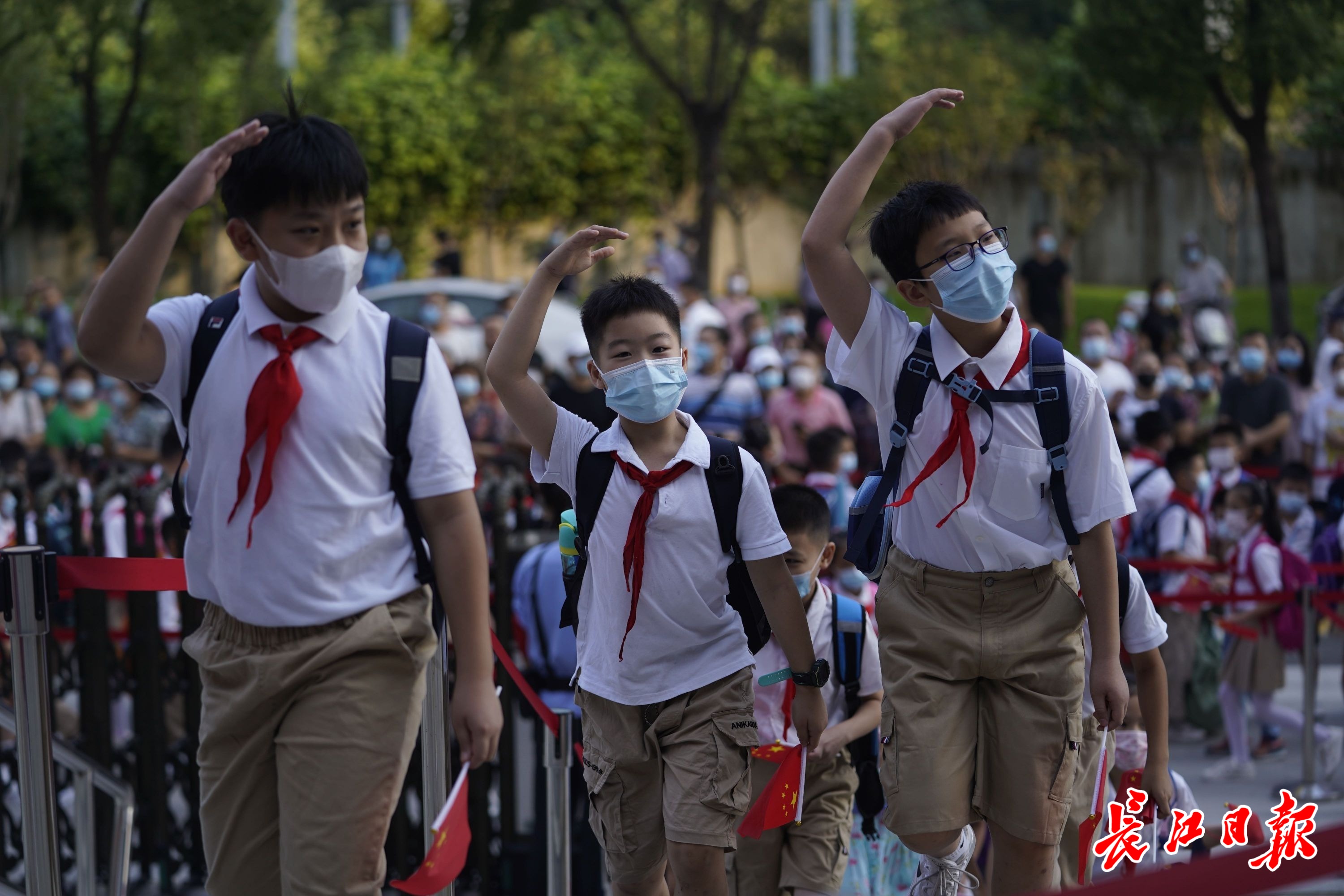 今天开学啦学生排队有序进入学校