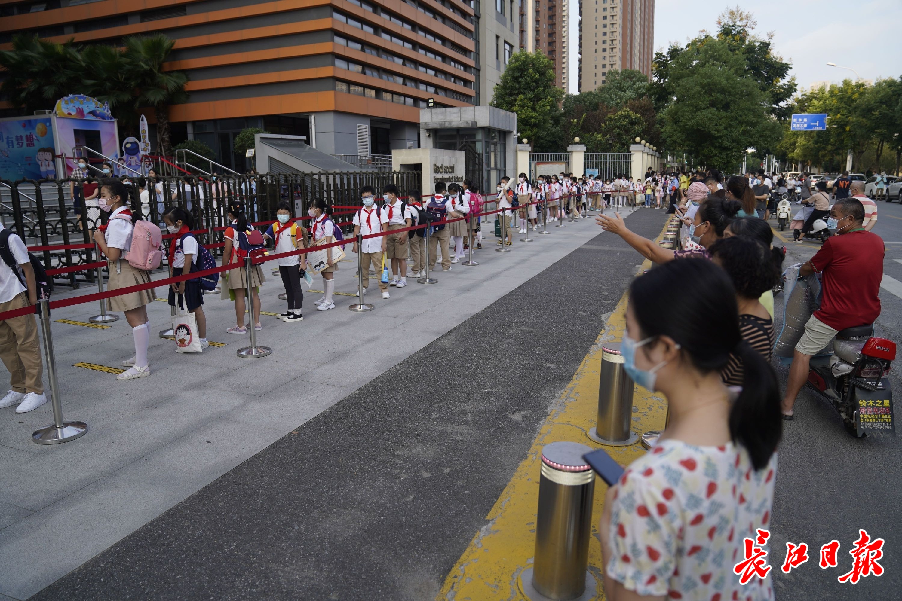 今天开学啦学生排队有序进入学校