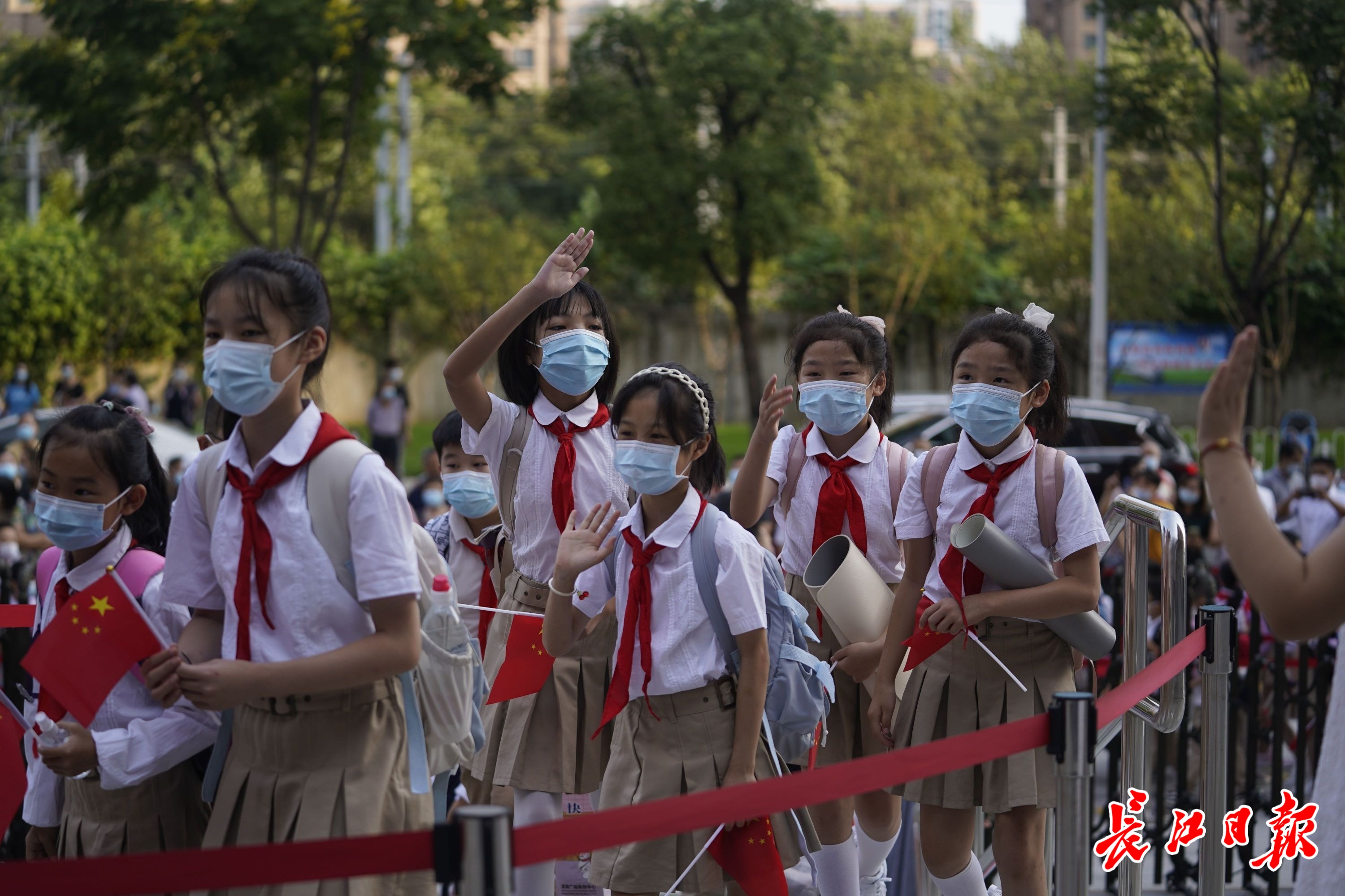 今天开学啦学生排队有序进入学校