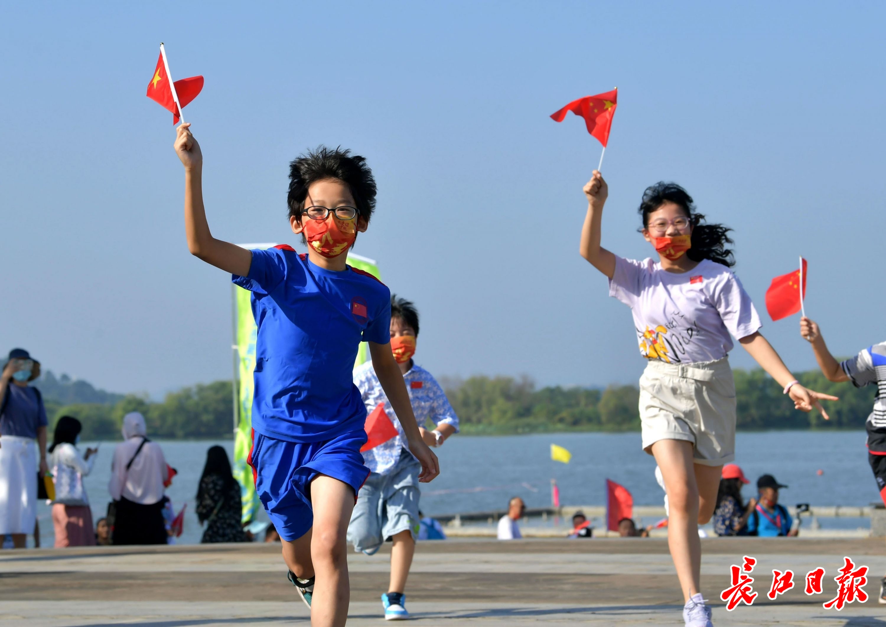 迎风奔跑的少年图片图片