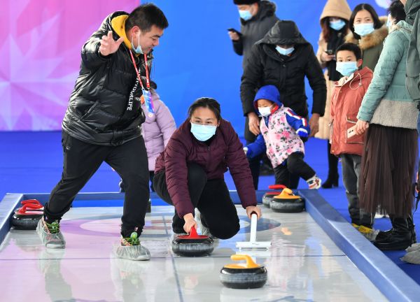 冰壺運動看起來很優雅其實挺費神