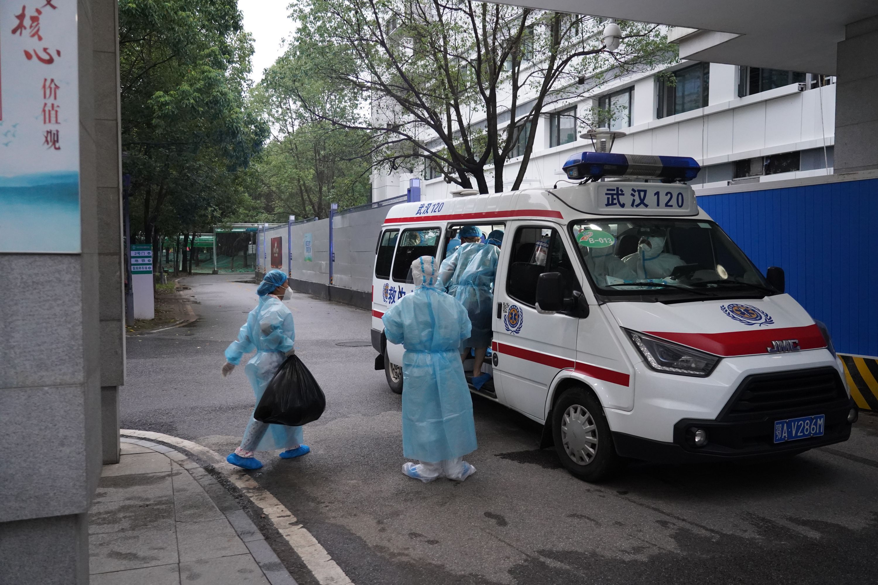 武汉本土新冠肺炎患者首批7人出院