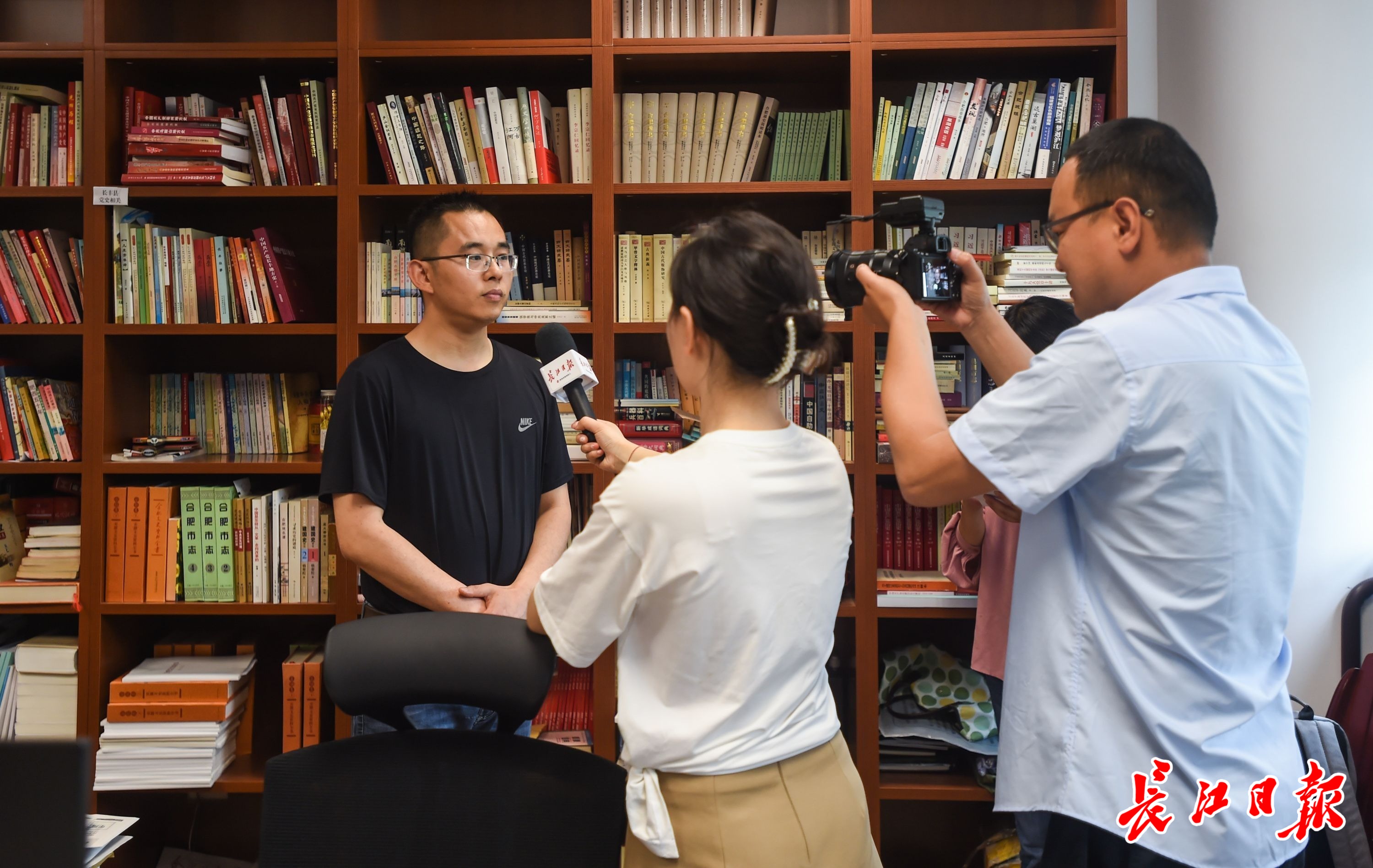 長江日報青年記者攜手大學生從山河和人民中閱讀黨史,感受到了看書所