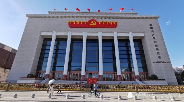 红色新地标中国共产党历史展览馆周边有多个大型国家级场馆，行人纷纷驻足留影
