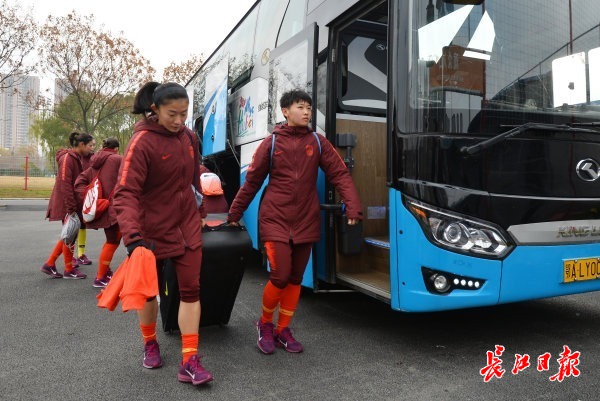 中国女足在汉备战首练，姑娘们放下行李直奔训练场