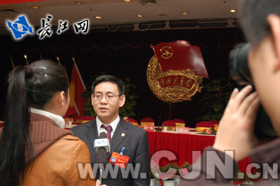武汉团市委书记胡亚波接受长江网记者的专访