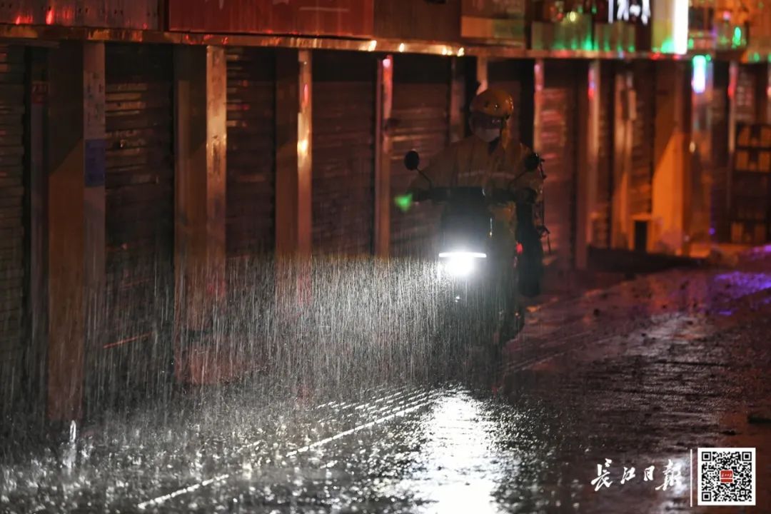 武汉雷雨大风图片