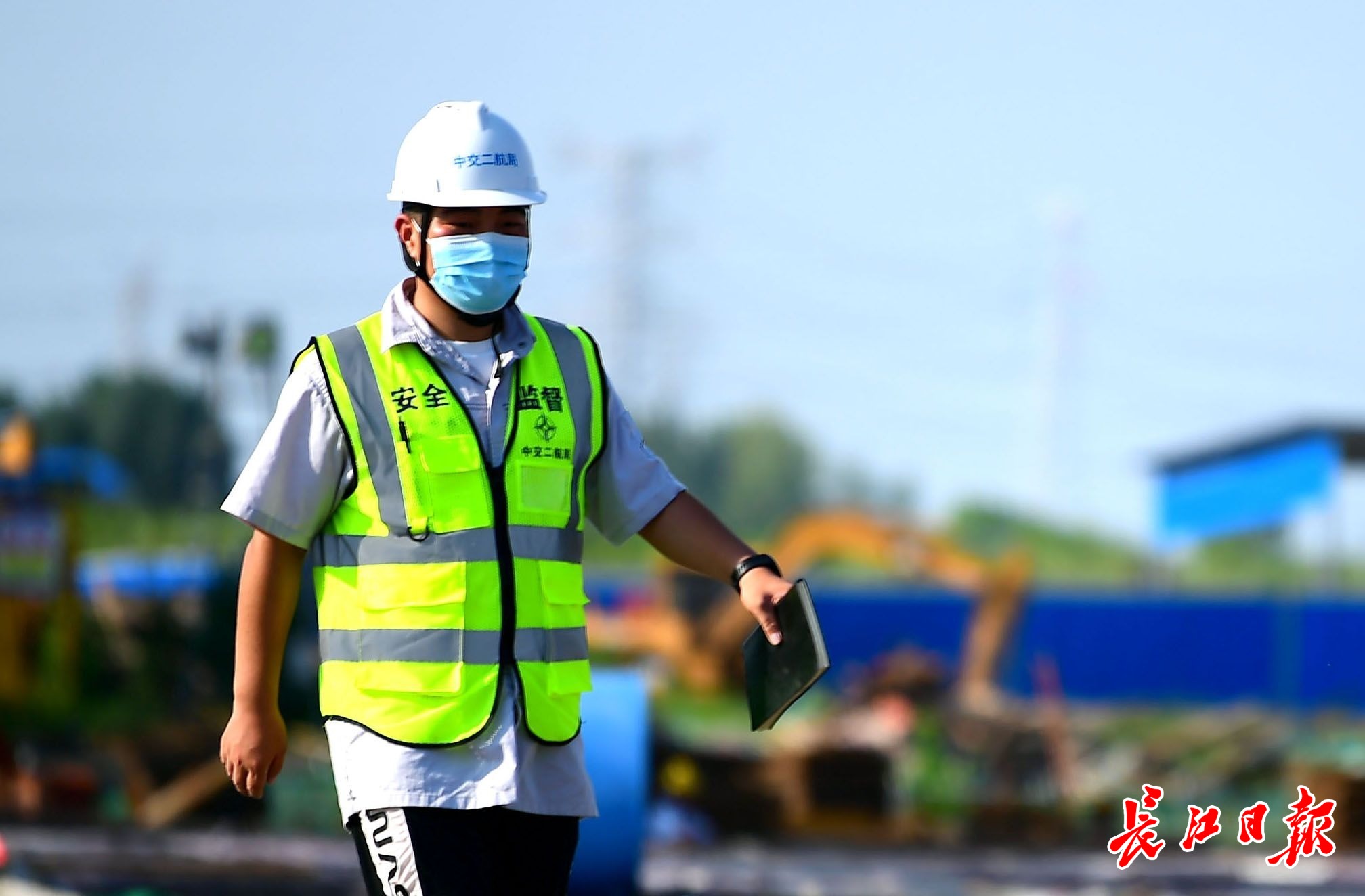 再生水廠安全員頂暑熱上工地腳下卻如履薄冰