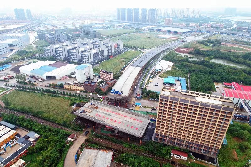 打通汉口北商贸物流通道，这座不对称转体桥在空中划下一道弧