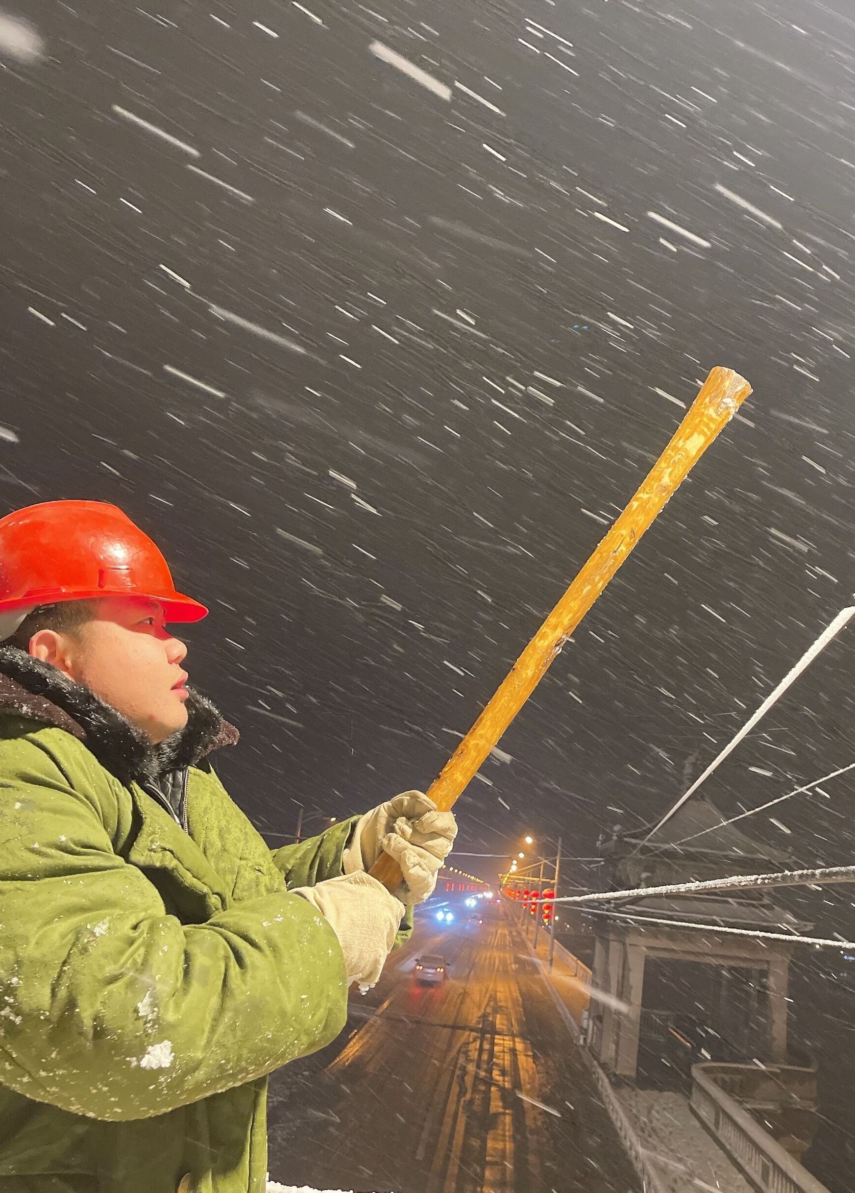 大橋巡查,發現電纜上已有積雪,存在結冰隱患,影響公交電車通行安全