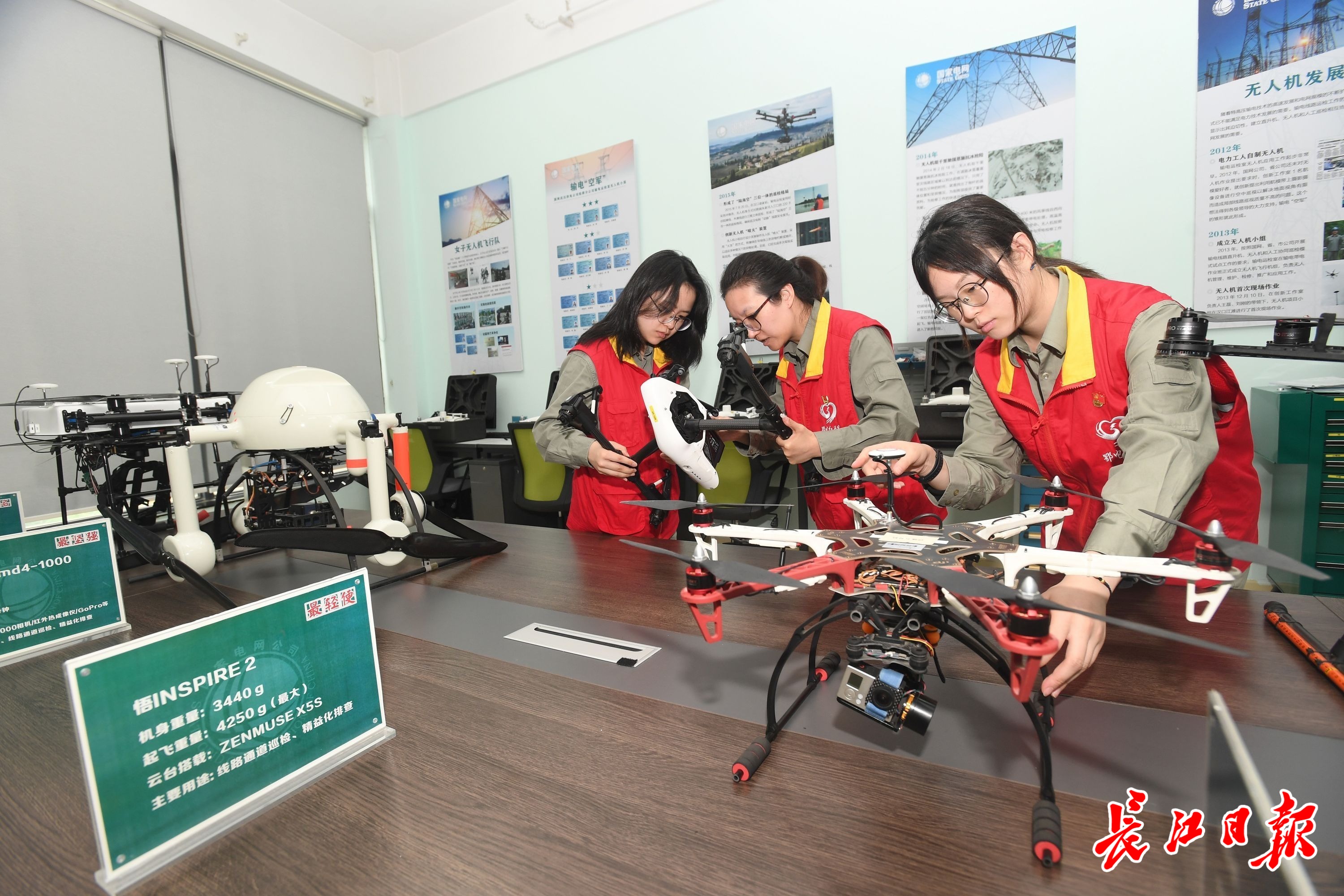 女飛手用無人機畫出電子航線圖讓供電線路巡查更智能