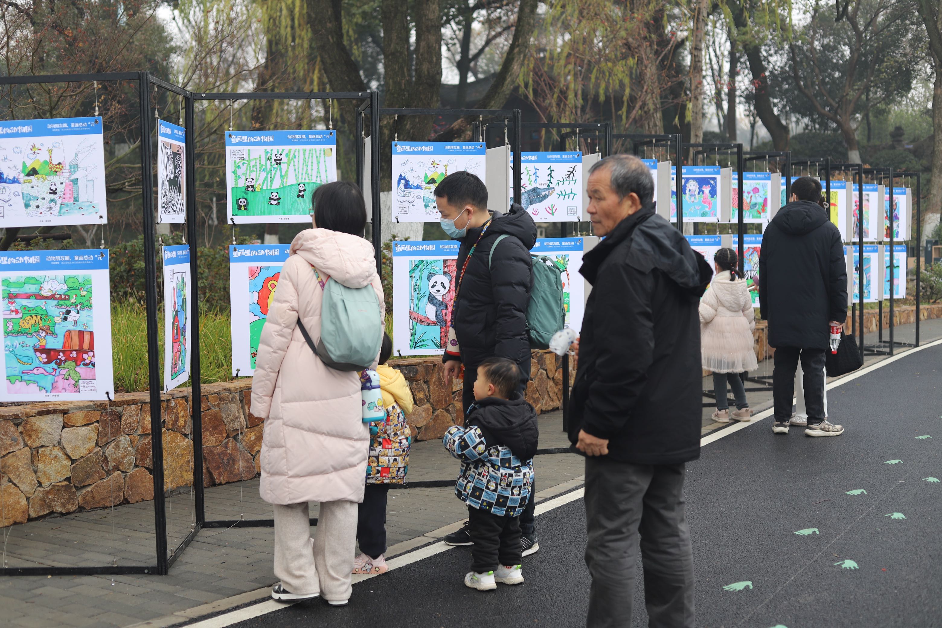 打卡動物童畫展 遊客約好