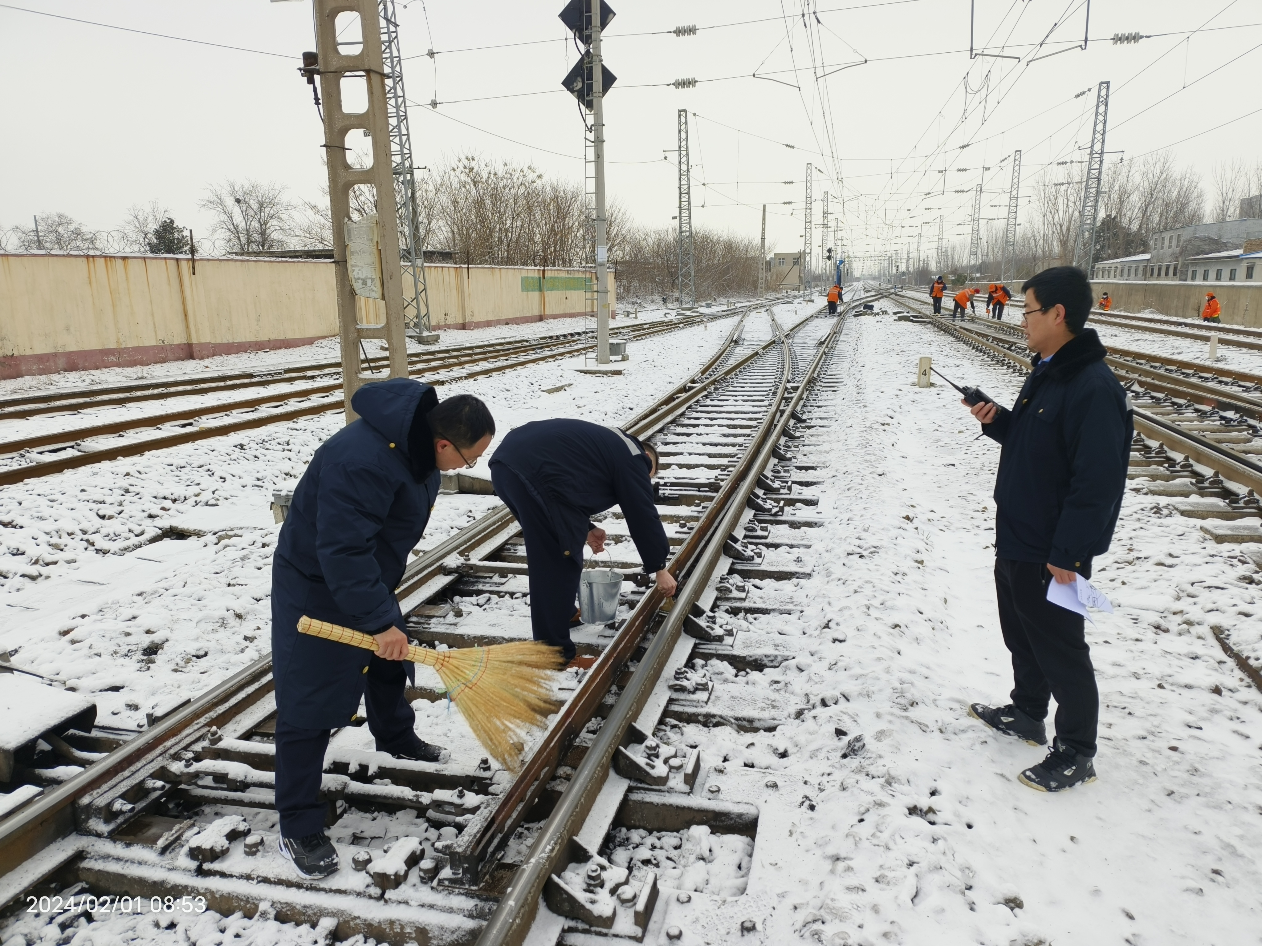 想到的都做到武鐵馬力全開應對冰凍雨雪保暢通