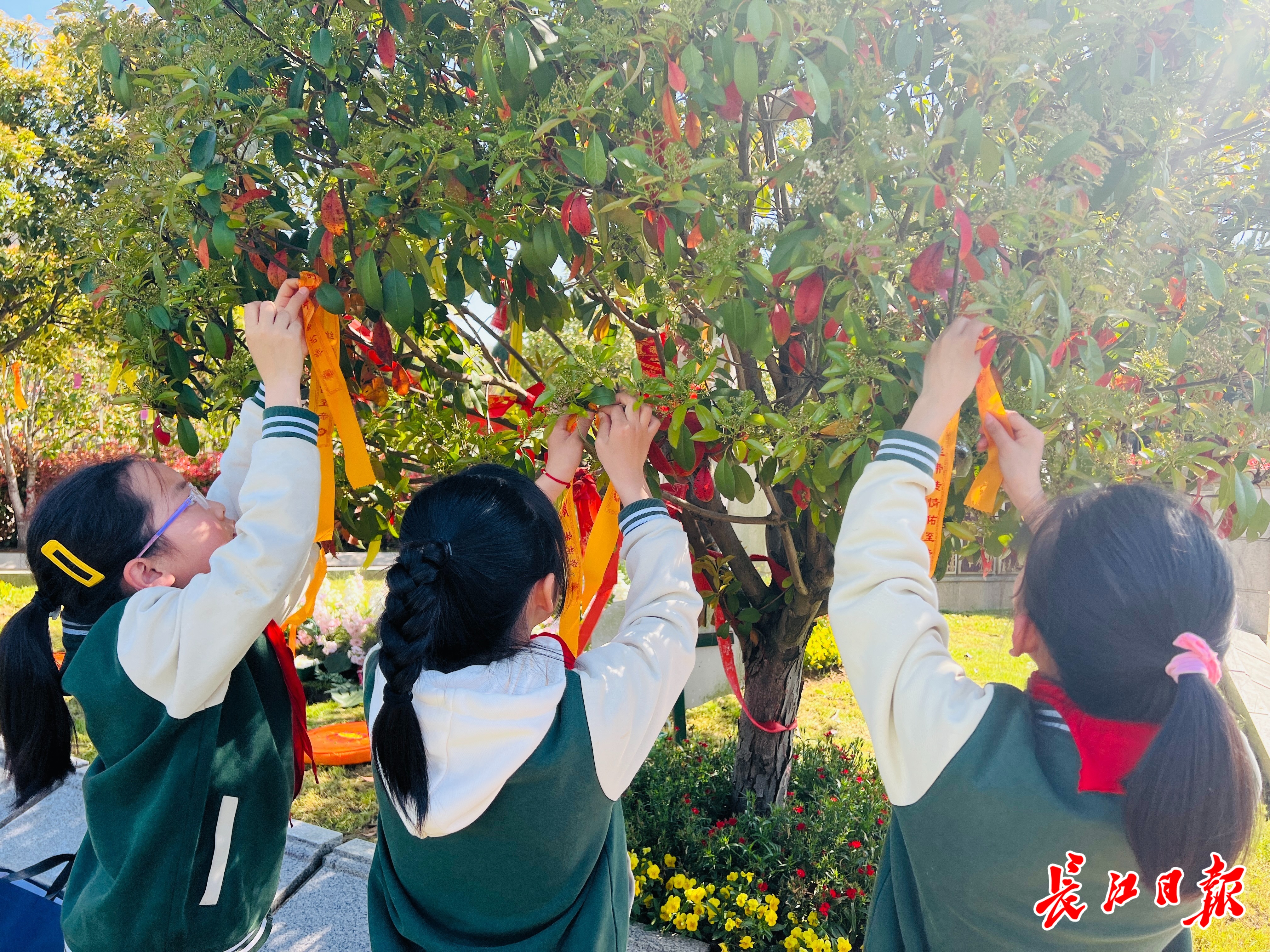 清明将至不少市民自发来到烈士墓前献花祭扫