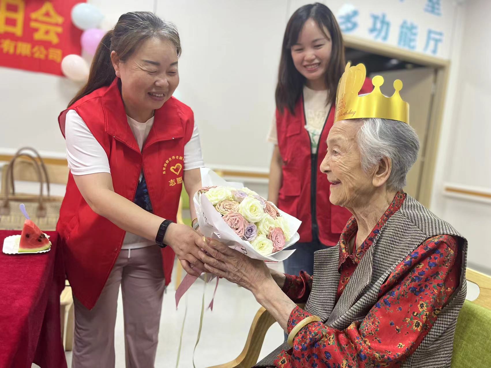 社区长者生日会仪式感拉满,百岁老人第一次过集体生日