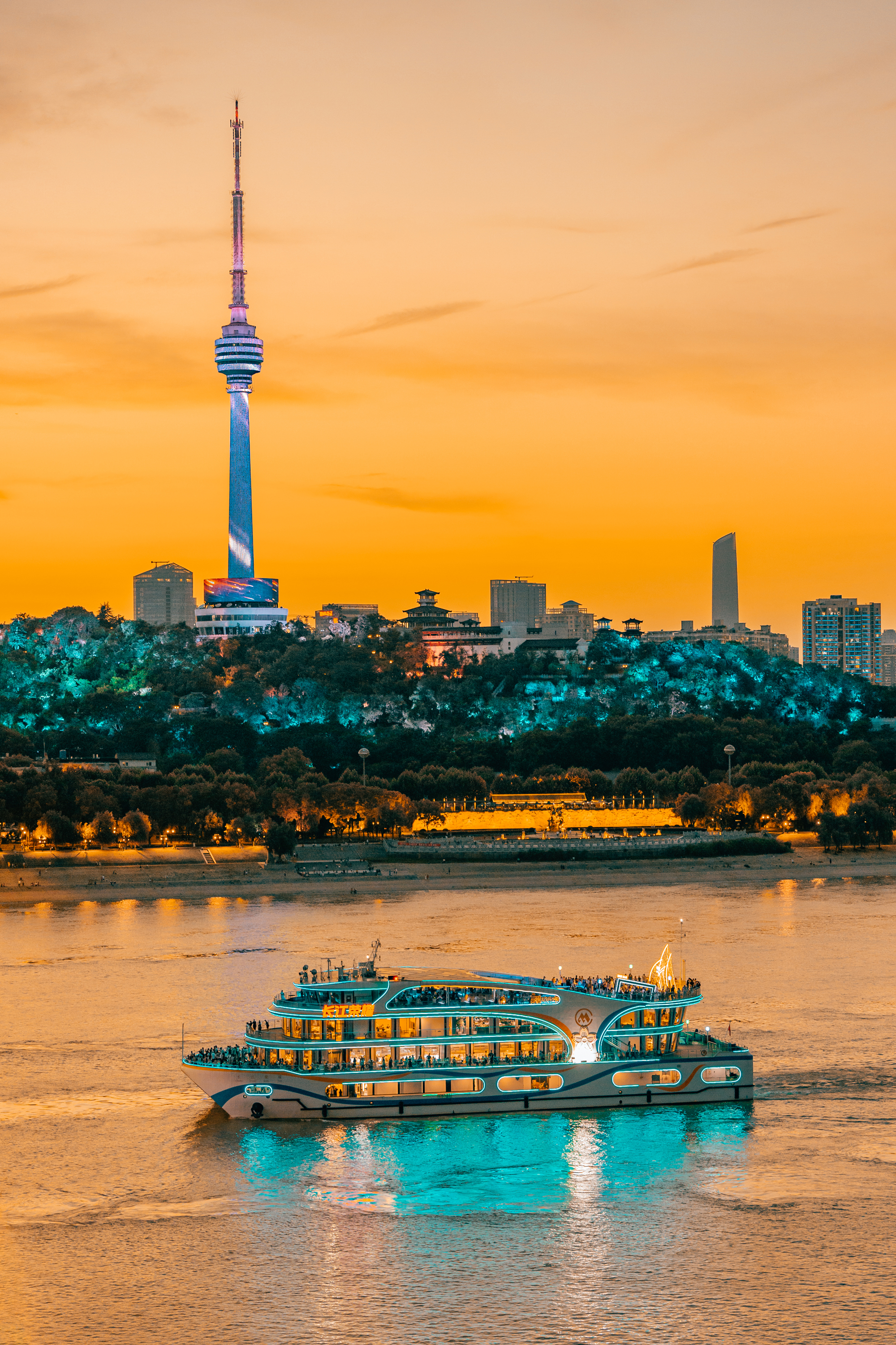 武汉长江夜景游船图片