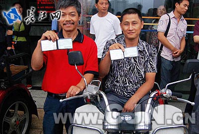 武汉首批13名残疾人领到专用驾驶证