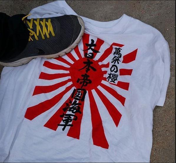 男子穿日本军旗t恤登泰山 遭愤怒群众扒衣