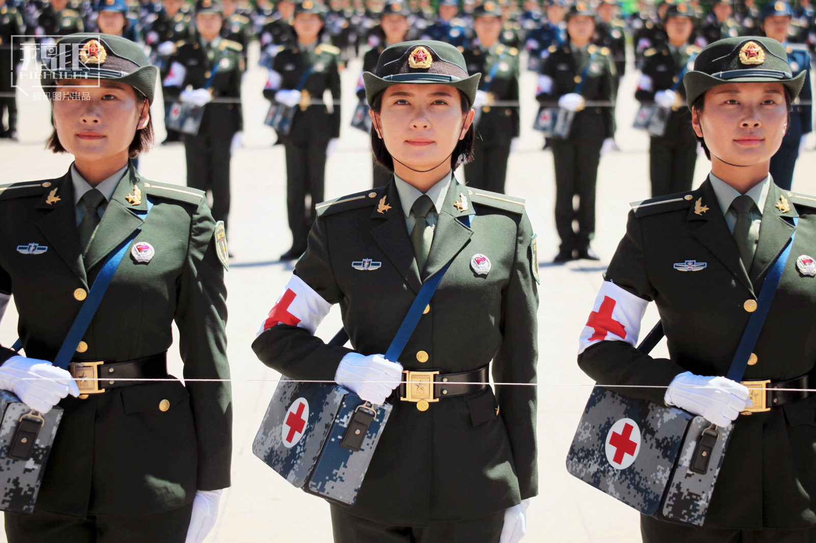 抗战阅兵重现红十字女卫生兵方阵