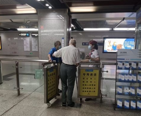 赞！在武汉，外地65岁以上老人可凭身份证免费坐地铁