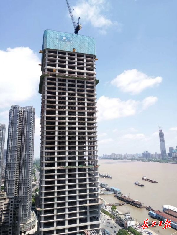 武汉长江航运中心项目主楼主体结构封顶