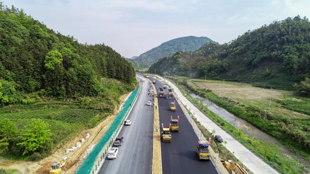 德上高速池祁段冲刺十一通车