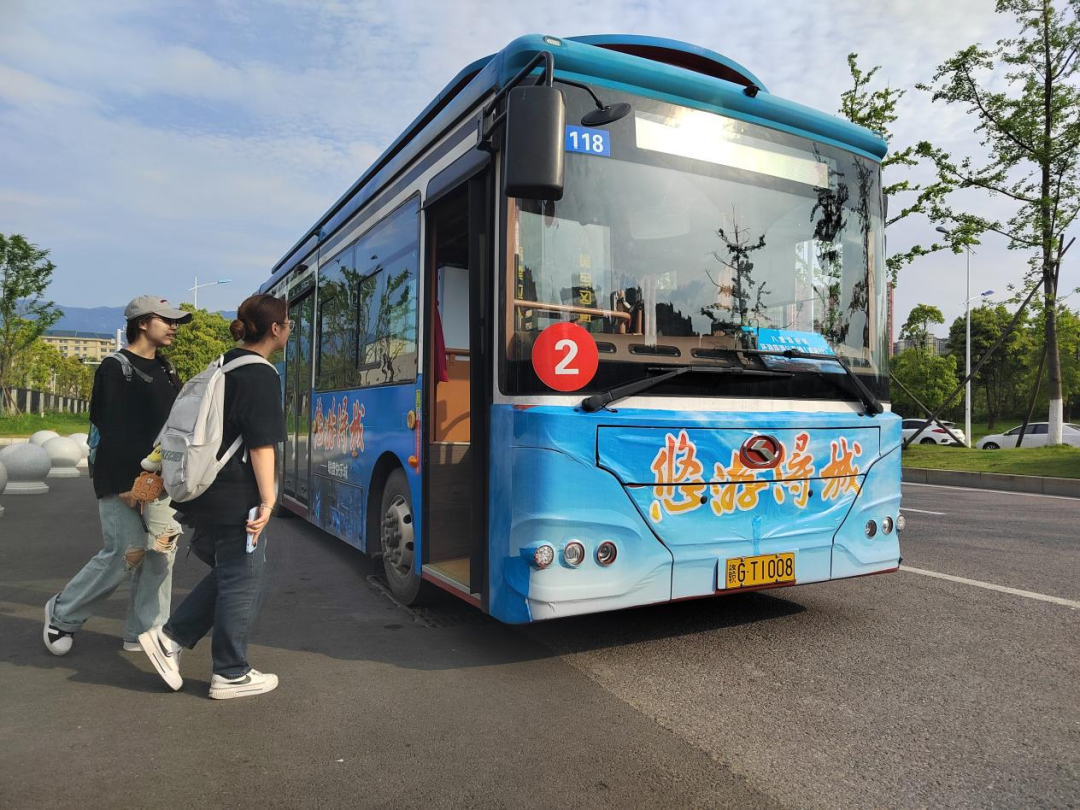 八里湖新区：@财校八里湖校区师生，可免费乘坐的定制化公交来了！