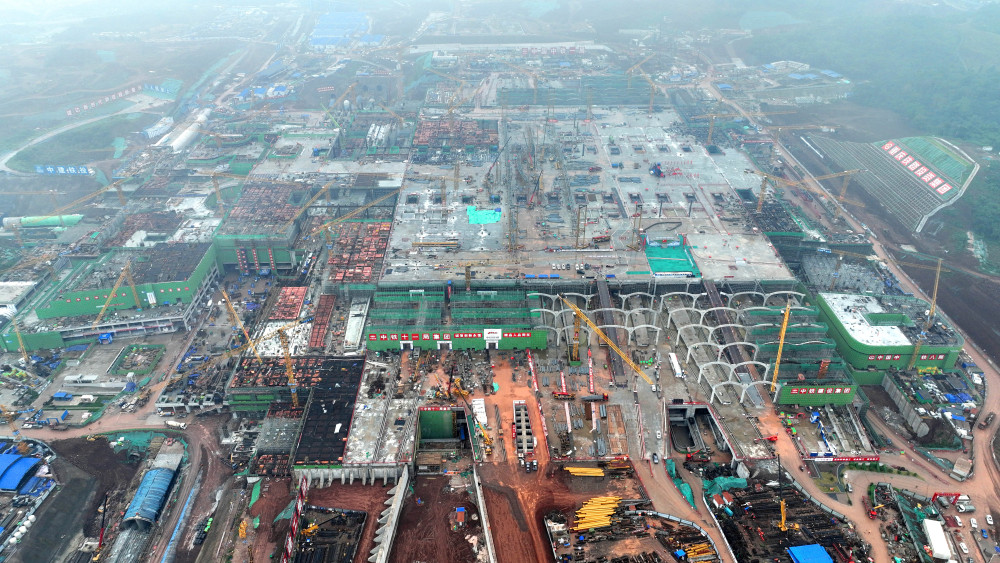 重庆东站1标段主体结构封顶  建成后将有5条高铁始发
