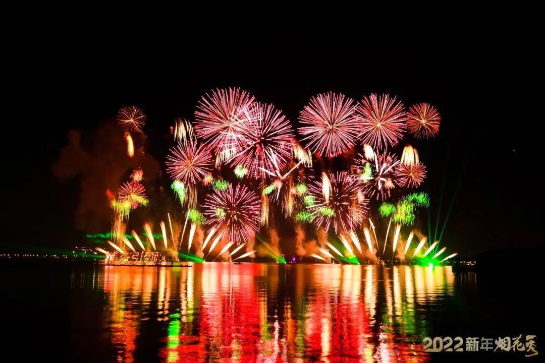 今夜烟花璀璨2022新年烟花秀在滴水湖畔绚丽绽放