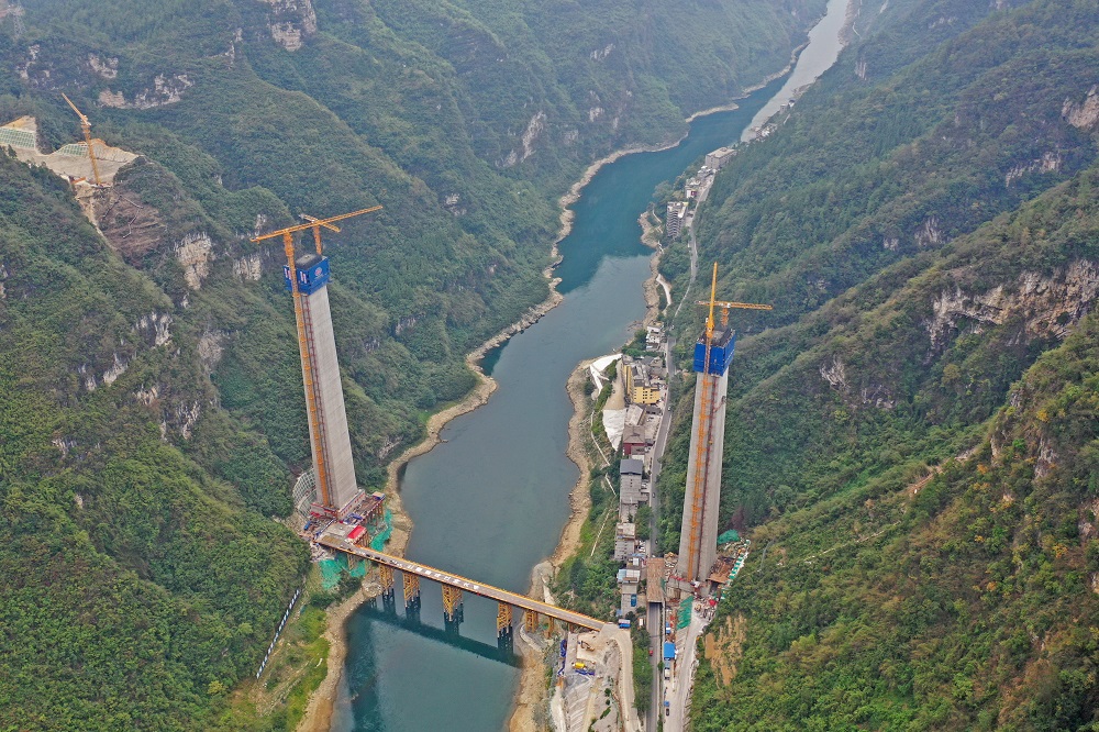 渝湘复线高速磨寨乌江特大桥最高墩成功突破200米